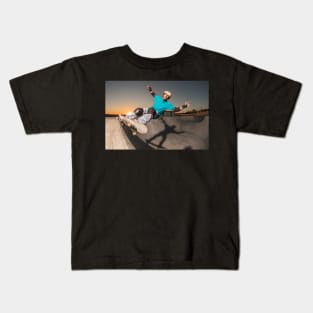 Skateboarder in a concrete pool Kids T-Shirt